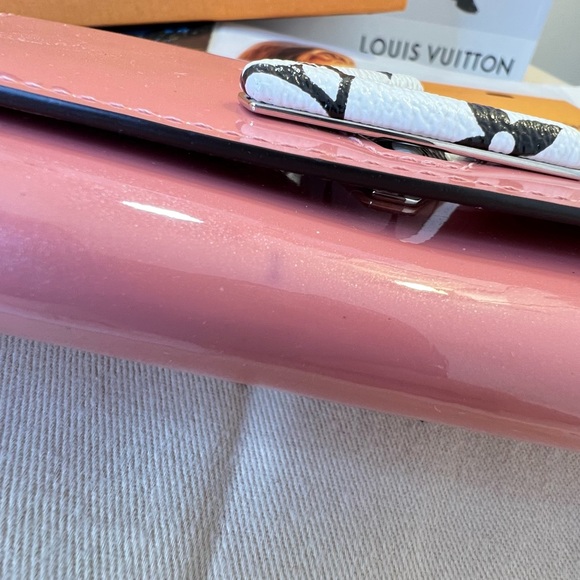 LV Portefeuille Twist Clutch in Pink Patent Leather Authentic Louis Vuitton - Picture 11 of 13